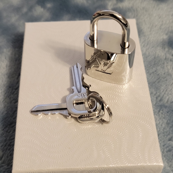 Louis Vuitton Silver Padlock with Keys - Picture 7 of 11